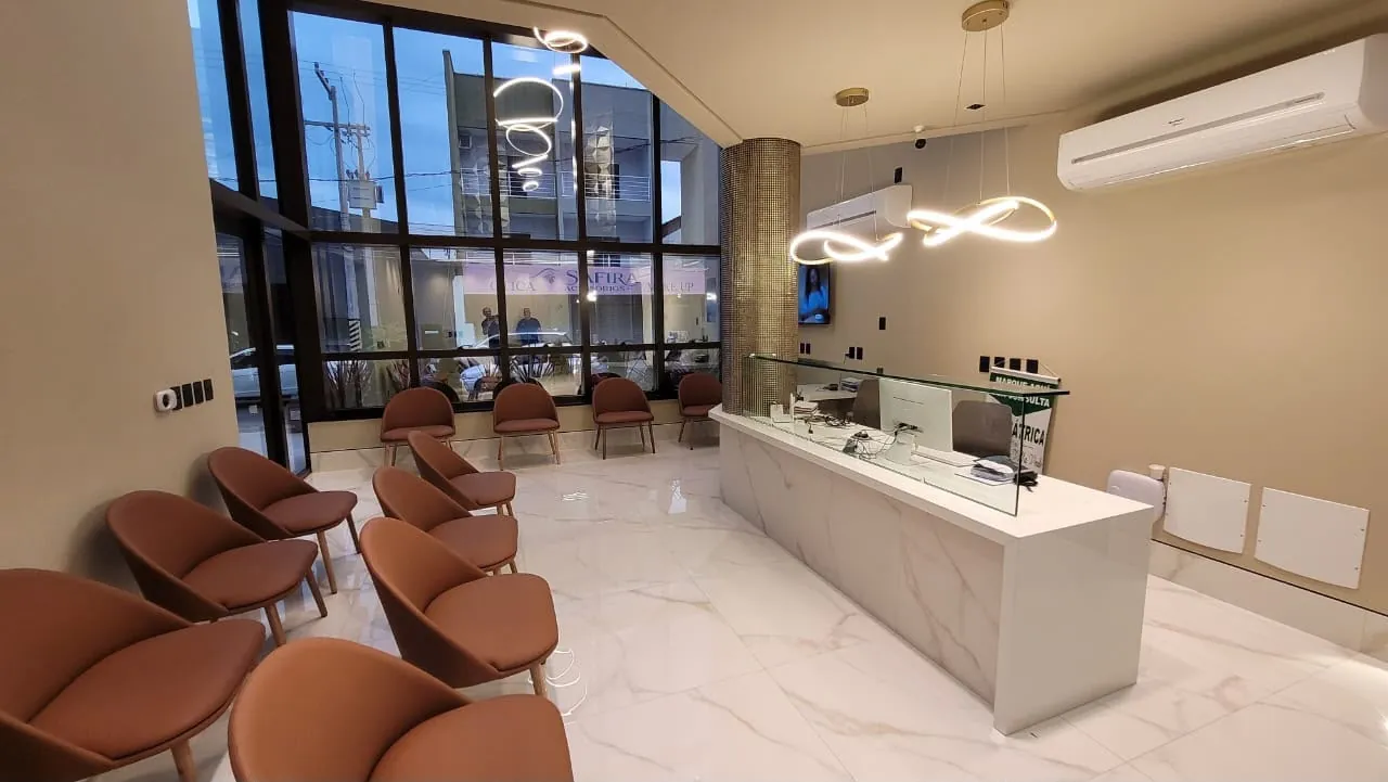 Recepção da Clínica Señora com balcão de atendimento e poltronas da sala de espera